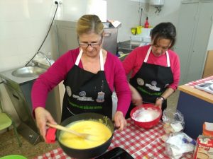 Gastronomía guejareña. Mujeres cocinando natillas tradicionales